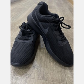 حذاء NIKE (نعل أسود)