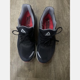 حذاء reebok (نعل أحمر)