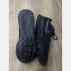 حذاء NIKE (نعل أسود)
