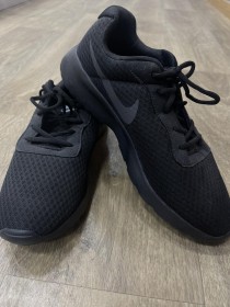 حذاء NIKE (نعل أسود)