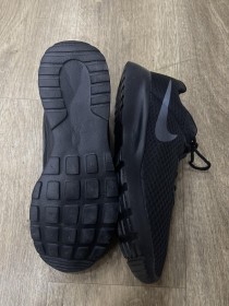 حذاء NIKE (نعل أسود)